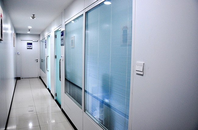 如何選擇醫(yī)用護墻板，興鐵來教您